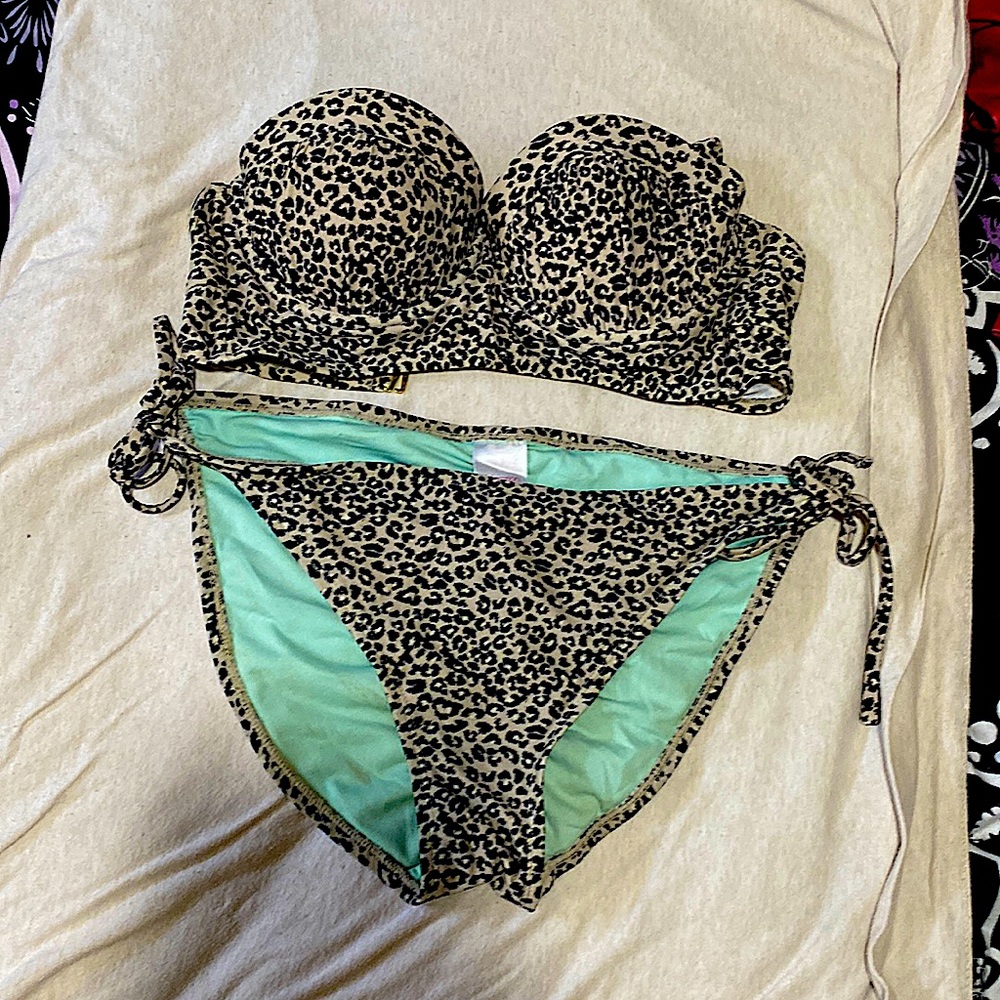 beautiful leopard print swimsuit!